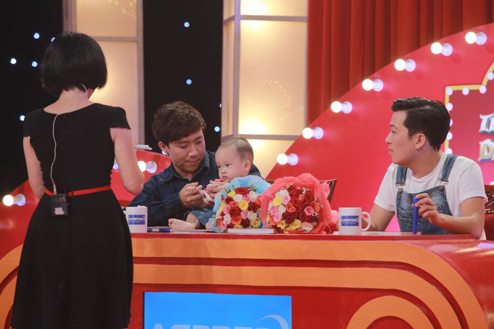 Trấn Thành cổ vũ cô gái hôn má Trường Giang: Anh Giang rộng lượng lắm, ai yêu ảnh, ảnh yêu lại!